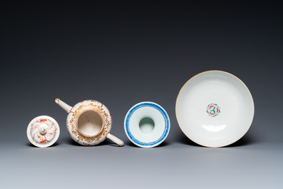 Drie Chinese blauw-witte en famille rose schotels, een theepot, een kom en een zhadou, 18/19e eeuw