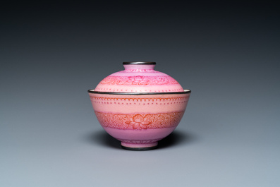 Bol couvert en porcelaine de Chine &agrave; fond rose, marque et &eacute;poque de Qianlong