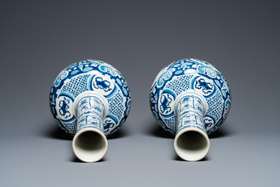 Paire de vases de forme bouteille en fa&iuml;ence de Delft en bleu et blanc, 18&egrave;me