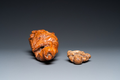 Guanyin en bois sculpt&eacute; et Liu Hai en pierre &agrave; savon, Chine, Qing