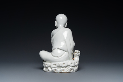 Een Chinese Dehua blanc de Chine figuur van Damo, zegelmerk, Qing