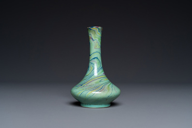 Vase de forme bouteille en porcelaine de Chine polychrome, Qianlong