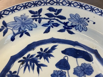 Een paar Chinese blauw-witte schotels en een Samson famille rose vaas, Qianlong en 19e eeuw