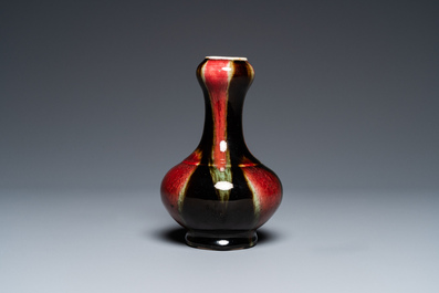 A Chinese flamb&eacute;-glazed garlic head vase, 19th C.