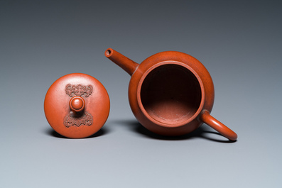 A Chinese Yixing stoneware tea caddy and teapot, 19/20th C.