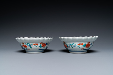 A pair of Japanese Kakiemon bowls with floral design, Edo, 17/18th C.