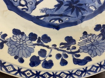 Een paar Chinese blauw-witte schotels en een Samson famille rose vaas, Qianlong en 19e eeuw