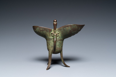 Verseuse de type 'jue' en bronze avec une inscription et dat&eacute;e 1701, Chine, Kangxi