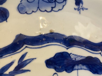 Een paar Chinese blauw-witte schotels en een Samson famille rose vaas, Qianlong en 19e eeuw