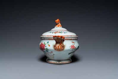 Een Chinese famille rose dekselterrine op onderschotel, Qianlong