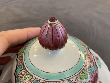 Een paar Chinese blauw-witte schotels en een Samson famille rose vaas, Qianlong en 19e eeuw