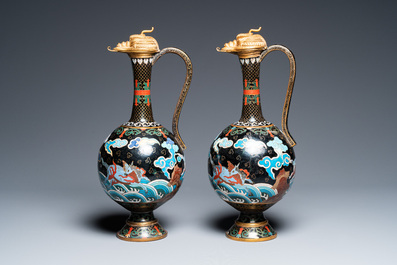 Paire de verseuses &agrave; d&eacute;cor d'animaux mythiques en &eacute;maux cloisonn&eacute;s aux couvercles zoomorphes dor&eacute;s, Chine, Qing