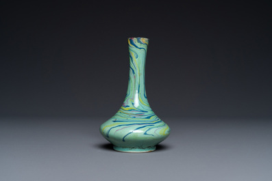 Vase de forme bouteille en porcelaine de Chine polychrome, Qianlong