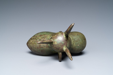 Verseuse de type 'jue' en bronze avec une inscription et dat&eacute;e 1701, Chine, Kangxi