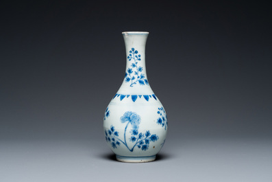 Vase de forme bouteille en porcelaine de Chine en bleu et blanc &agrave; d&eacute;cor floral, &eacute;poque Transition
