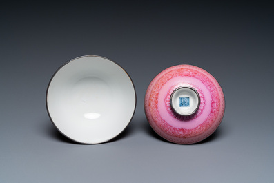 Bol couvert en porcelaine de Chine &agrave; fond rose, marque et &eacute;poque de Qianlong