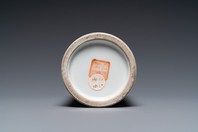 Pot &agrave; pinceaux en porcelaine de Chine famille rose, marque et &eacute;poque de Xianfeng