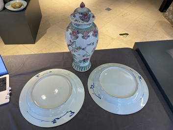 Een paar Chinese blauw-witte schotels en een Samson famille rose vaas, Qianlong en 19e eeuw
