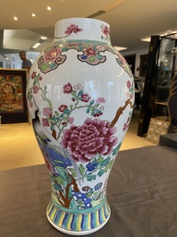 Een paar Chinese blauw-witte schotels en een Samson famille rose vaas, Qianlong en 19e eeuw