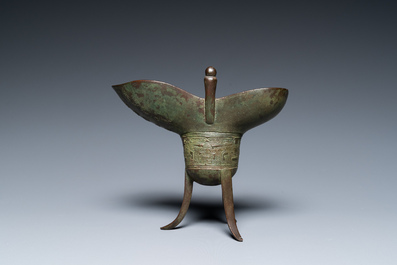 Verseuse de type 'jue' en bronze avec une inscription et dat&eacute;e 1701, Chine, Kangxi