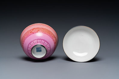 Bol couvert en porcelaine de Chine &agrave; fond rose, marque et &eacute;poque de Qianlong