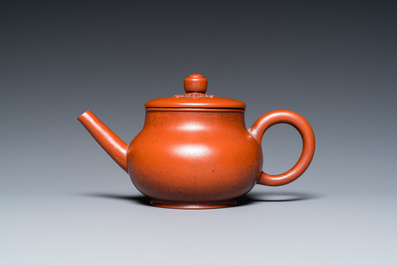 A Chinese Yixing stoneware tea caddy and teapot, 19/20th C.