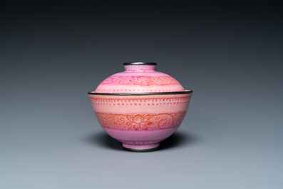 Bol couvert en porcelaine de Chine &agrave; fond rose, marque et &eacute;poque de Qianlong