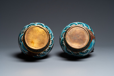 Paire de verseuses &agrave; d&eacute;cor d'animaux mythiques en &eacute;maux cloisonn&eacute;s aux couvercles zoomorphes dor&eacute;s, Chine, Qing