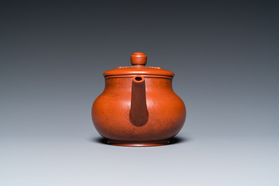 A Chinese Yixing stoneware tea caddy and teapot, 19/20th C.