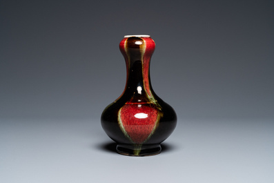 A Chinese flamb&eacute;-glazed garlic head vase, 19th C.