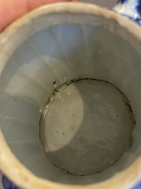 Een Chinese blauw-witte 'bamboe' theepot met deksel, Kangxi