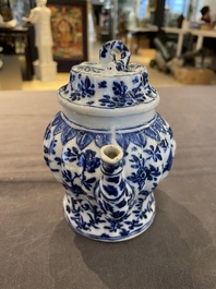Een Chinese blauw-witte 'bamboe' theepot met deksel, Kangxi