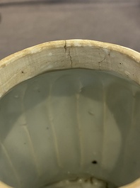 Een Chinese blauw-witte 'bamboe' theepot met deksel, Kangxi