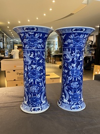Een paar Chinese blauw-witte vazen met draken, 19e eeuw
