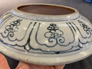 A Vietnamese or Annamese blue and white 'bird' dish, 15/16th C.