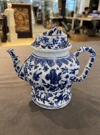 Een Chinese blauw-witte 'bamboe' theepot met deksel, Kangxi