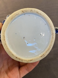 Een Chinese blauw-witte 'bamboe' theepot met deksel, Kangxi