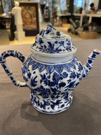 Een Chinese blauw-witte 'bamboe' theepot met deksel, Kangxi