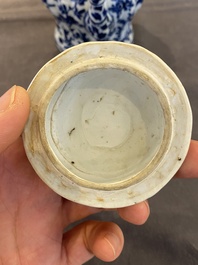 Een Chinese blauw-witte 'bamboe' theepot met deksel, Kangxi