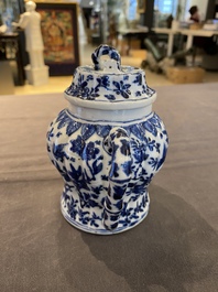 Een Chinese blauw-witte 'bamboe' theepot met deksel, Kangxi