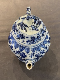 Een Chinese blauw-witte 'bamboe' theepot met deksel, Kangxi