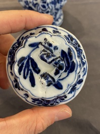 Een Chinese blauw-witte 'bamboe' theepot met deksel, Kangxi