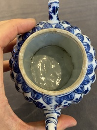 Een Chinese blauw-witte 'bamboe' theepot met deksel, Kangxi