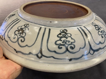 A Vietnamese or Annamese blue and white 'bird' dish, 15/16th C.