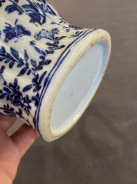Een Chinese blauw-witte 'bamboe' theepot met deksel, Kangxi