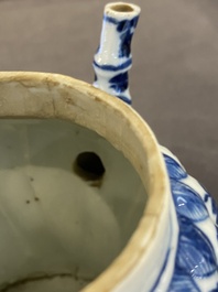 Een Chinese blauw-witte 'bamboe' theepot met deksel, Kangxi