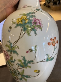 Een Chinese famille rose vaas met floraal decor, Qianlong merk, 19/20e eeuw