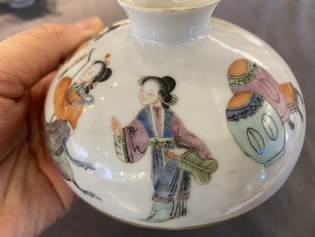 Een Chinese famille rose dekselkom met figuratief decor, Xianfeng merk en periode