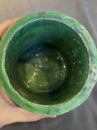 Een Chinese groen-geglazuurde penselenbeker met reli&euml;fdecor, 19e eeuw