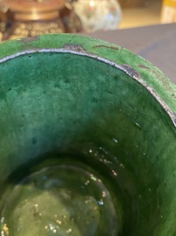 Een Chinese groen-geglazuurde penselenbeker met reli&euml;fdecor, 19e eeuw